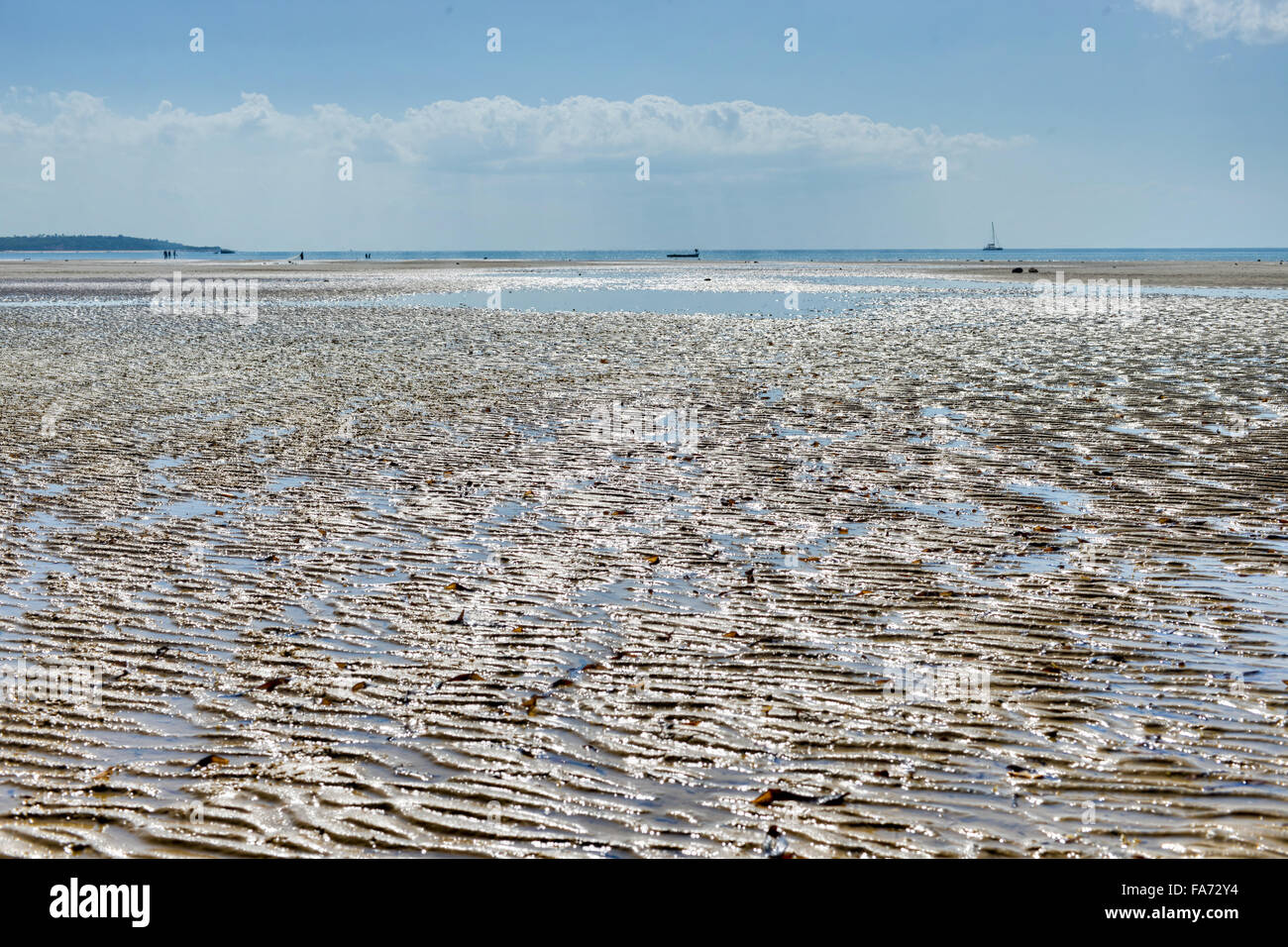 Vue panoramique sur la plage de Vilanculos au Mozambique pendant la marée basse. On peut voir les diverses les dhows reposant dans le sable. Banque D'Images