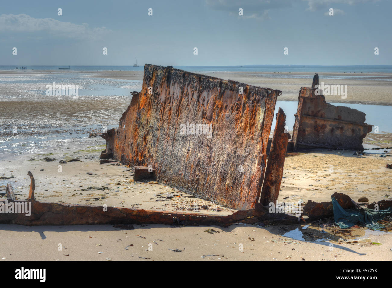 Vue panoramique sur la plage de Vilanculos au Mozambique pendant la marée basse. On peut voir les diverses les dhows reposant dans le sable. Banque D'Images