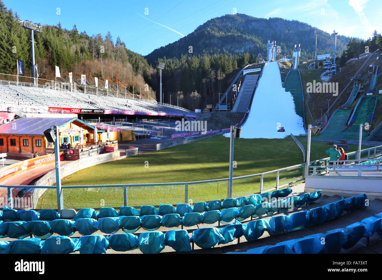 Oberstdorf, Allemagne. Dec 22, 2015. Le saut à ski Hill de l'Erdinger-Arena au milieu d'un paysage de neige à Oberstdorf, Allemagne, le 22 décembre 2015. Le 64e tournoi de quatre collines commencera à Oberstdorf le 29 décembre. Photo : Karl Josef OPIM/dpa/Alamy Live News Banque D'Images