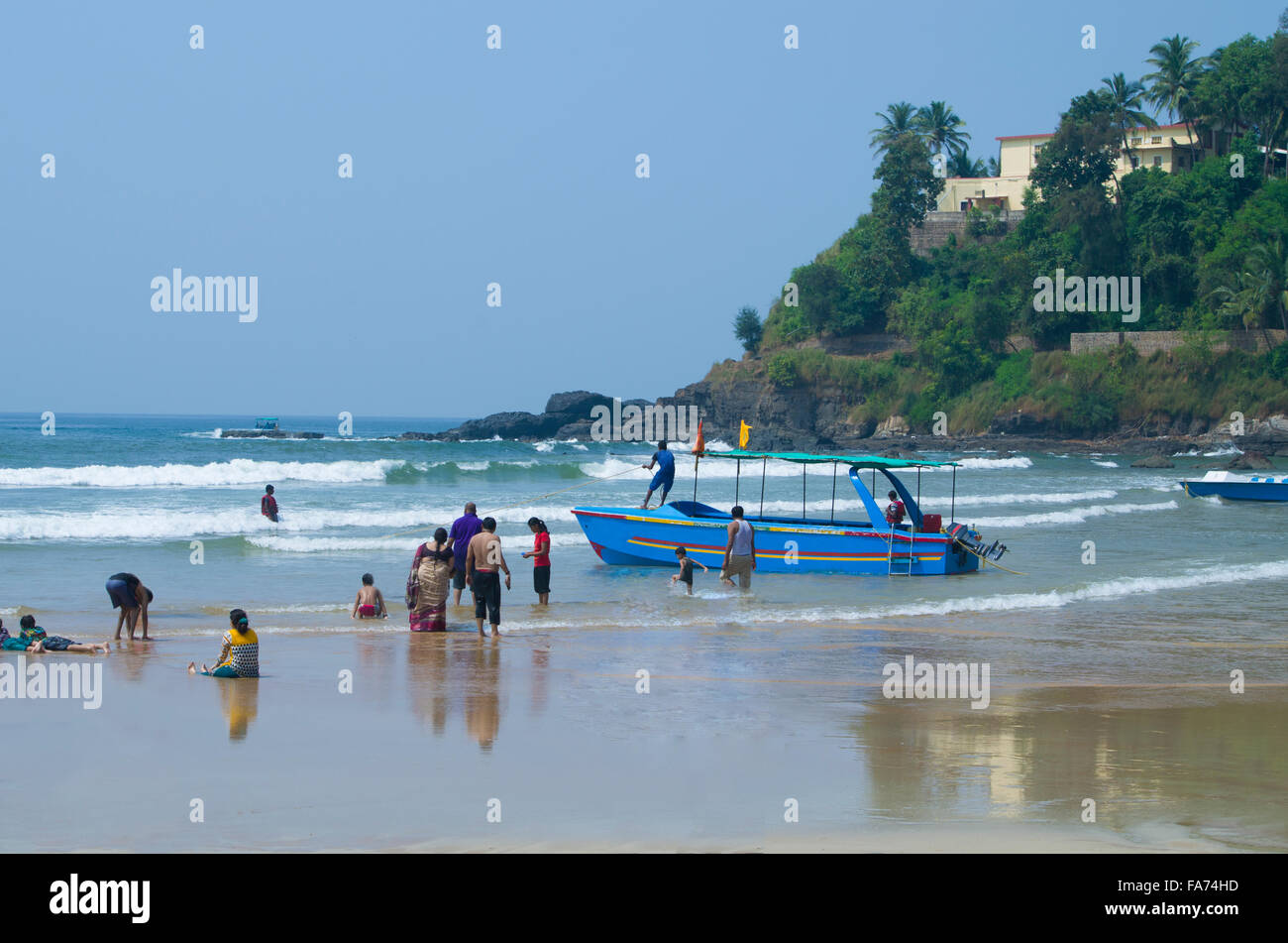 Mer Plage paysage avec les gens et le bateau, la mer, la plage, la côte, reste, maison de vacances à flotter, le soleil, les plantes, les montagnes Banque D'Images