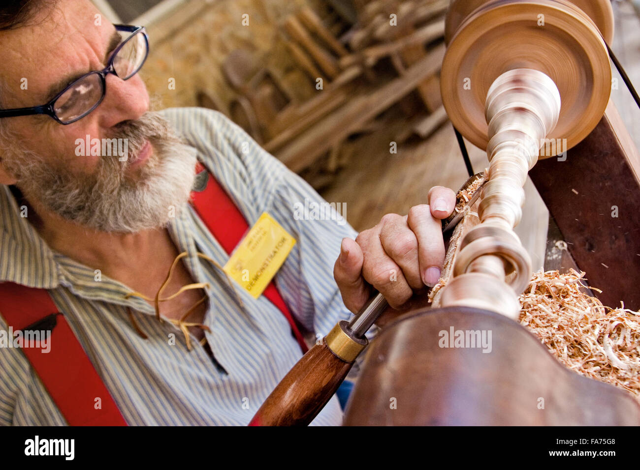 Les visiteurs de John C Campbell école populaire venu de regarder les artisans qualifiés de montagne traditionnel démontrer à l'automne. Banque D'Images