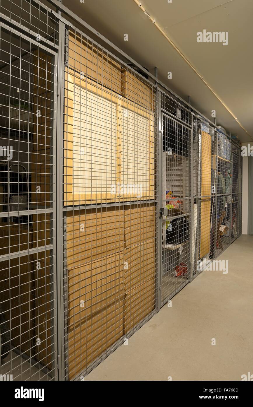 Des piles de vieux trucs prises à l'intérieur Banque D'Images