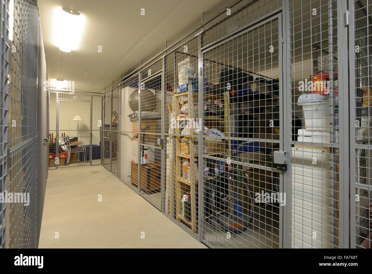 Des piles de vieux trucs prises à l'intérieur Banque D'Images