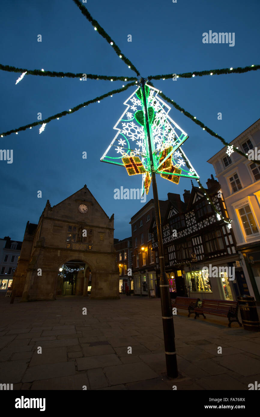 Ville de Shrewsbury, en Angleterre. Shrewsbury Square pendant la période de Noël, avec l'ancien marché couvert à l'arrière-plan. Banque D'Images