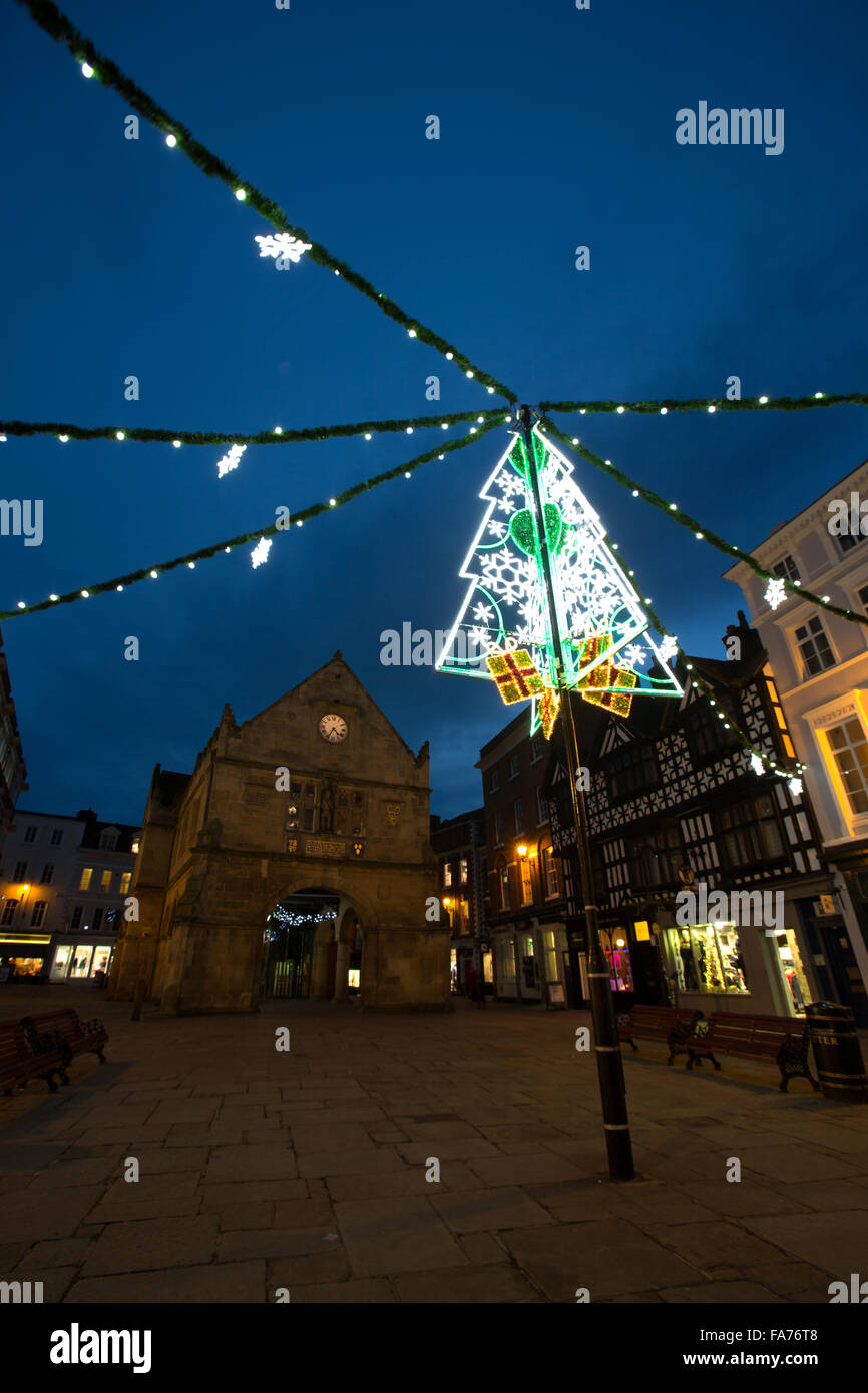 Ville de Shrewsbury, en Angleterre. Shrewsbury Square pendant la période de Noël, avec l'ancien marché couvert à l'arrière-plan. Banque D'Images