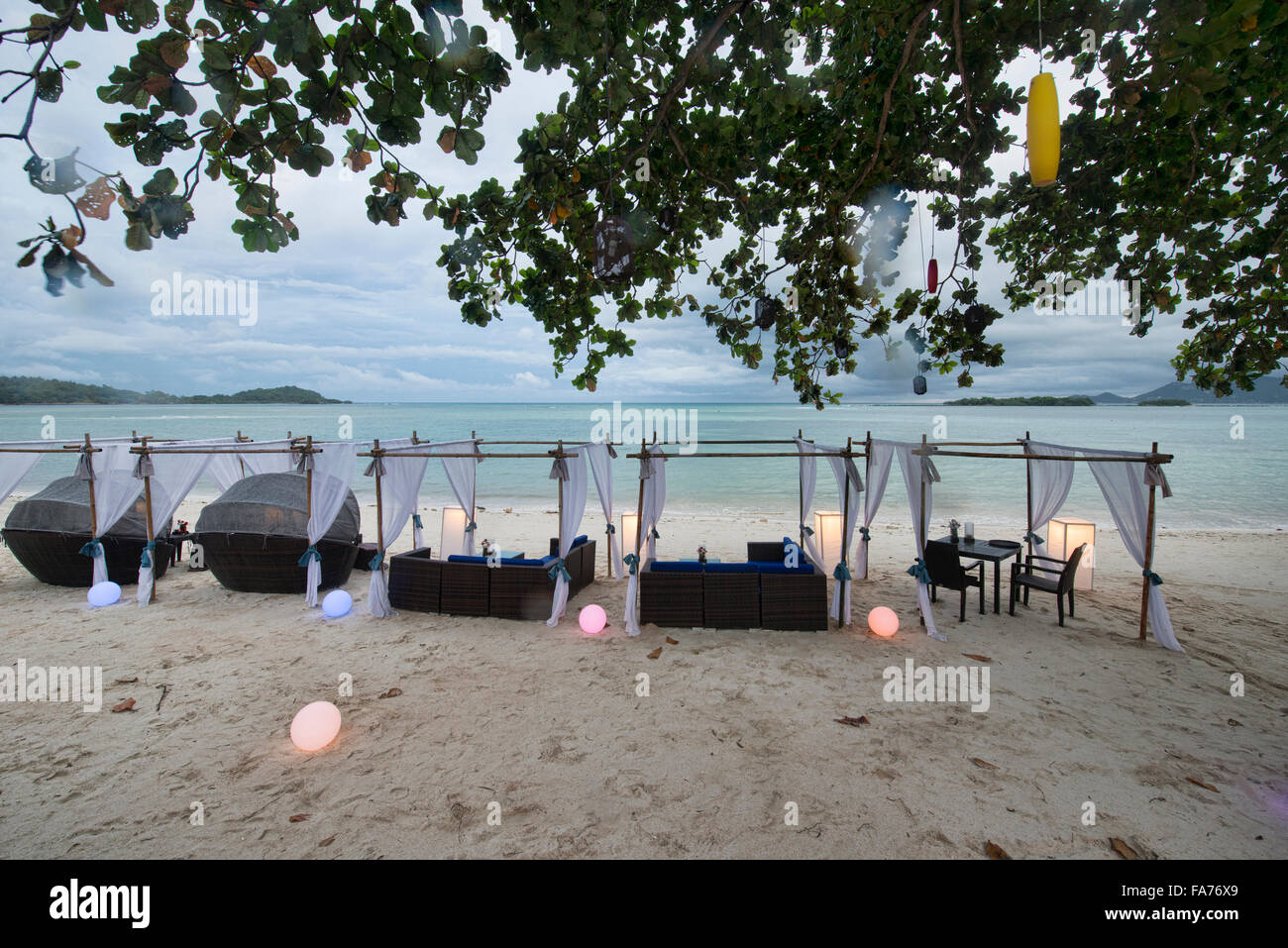Cabanas romantique en bord de mer sur l'île de Koh Samui, Thaïlande Banque D'Images