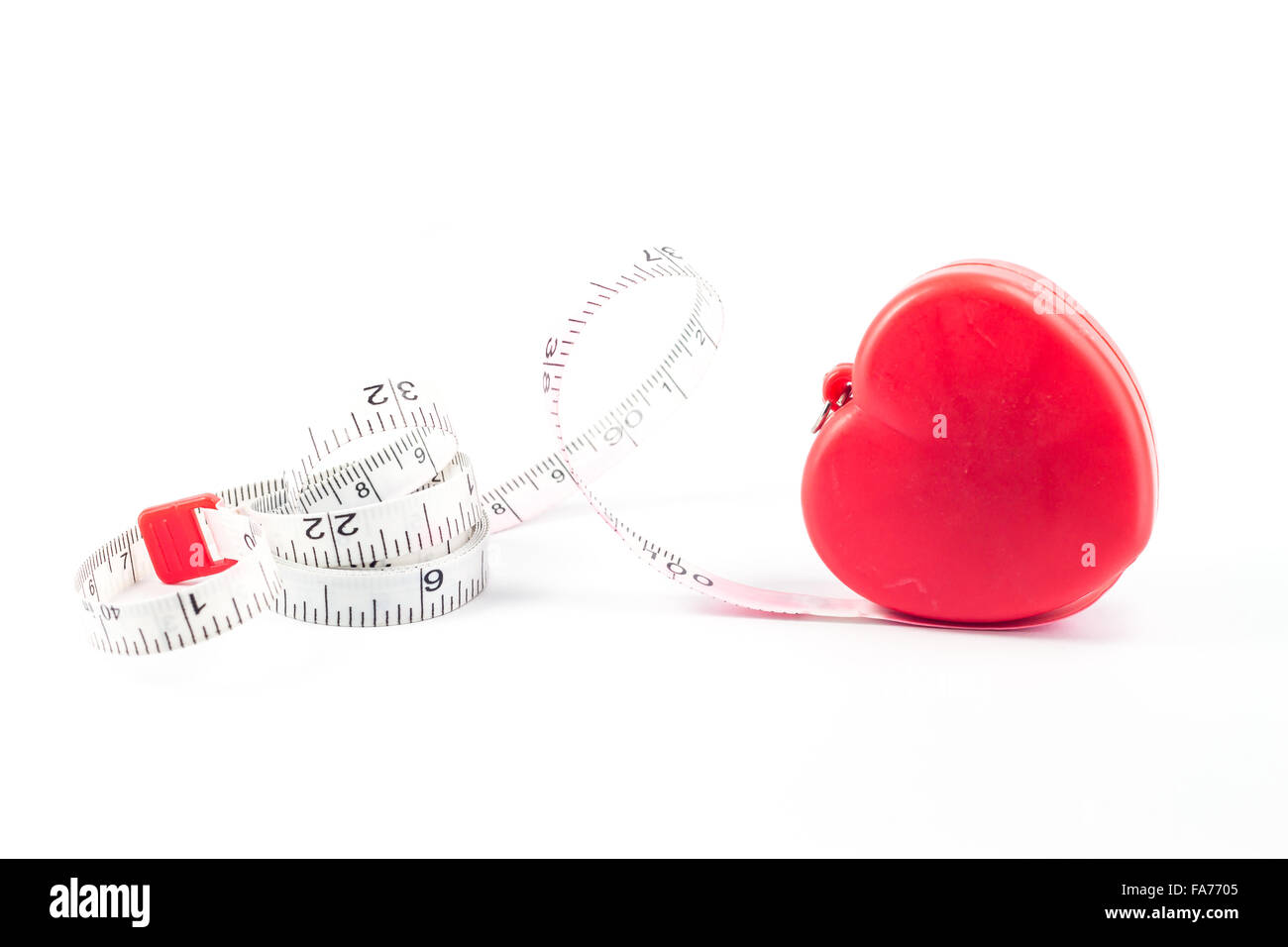 Ruban à mesurer en forme de coeur sur fond blanc, stock photo Banque D'Images
