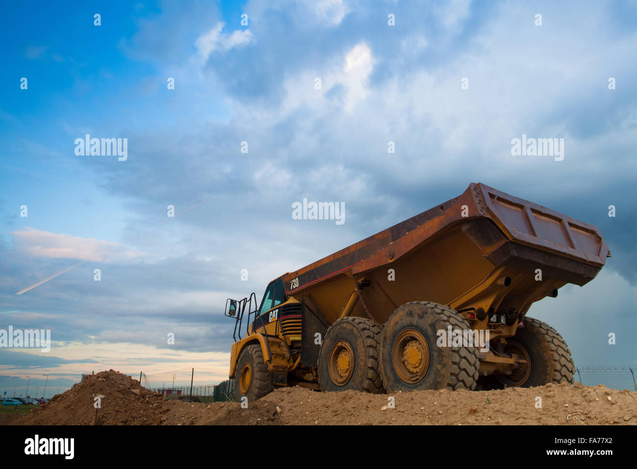 République Tchèque Prague - le 14 juin 2011:Coupe jaune camion sur l'autoroute la construction avant tempête. Banque D'Images