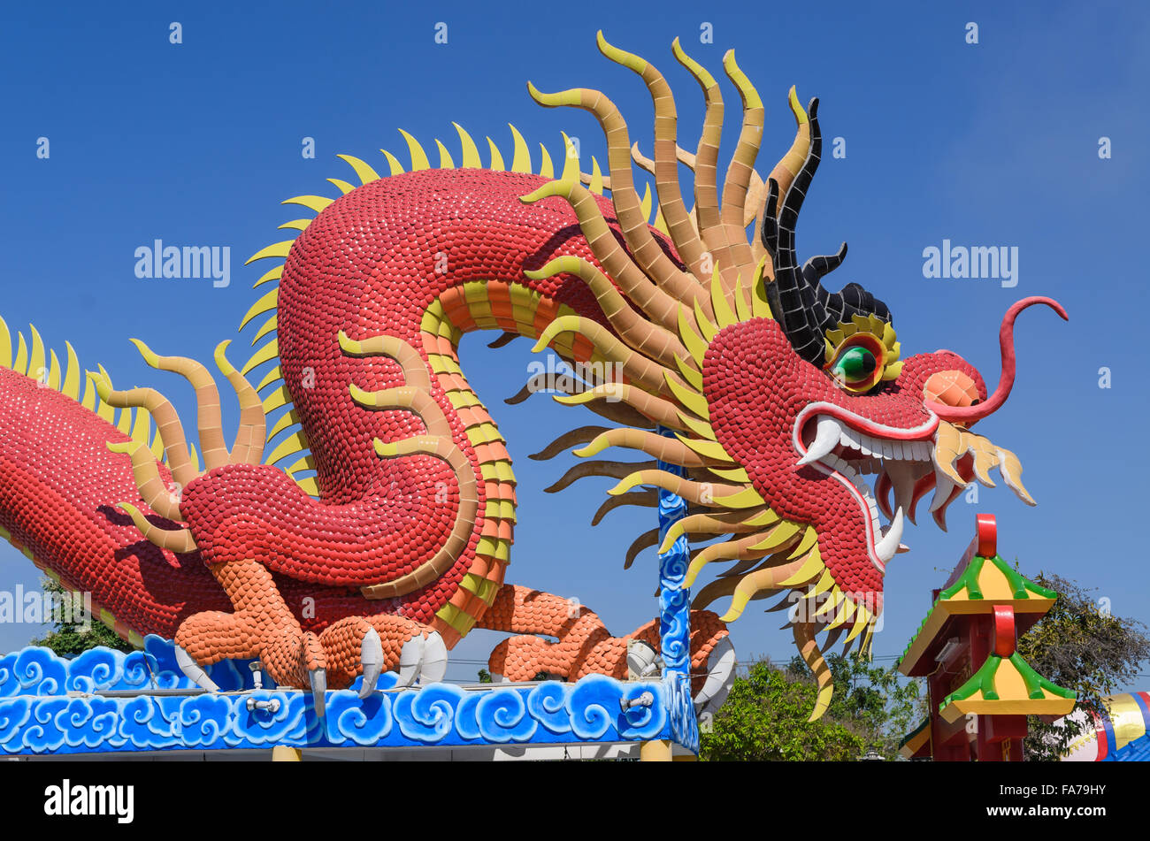 Dragon chinois dans un parc public image sur fond bleu. Banque D'Images