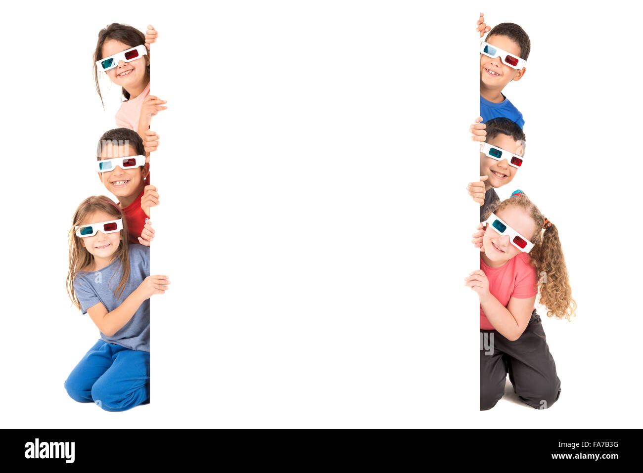 Groupe d'enfants avec des lunettes 3D sur un tableau blanc Banque D'Images
