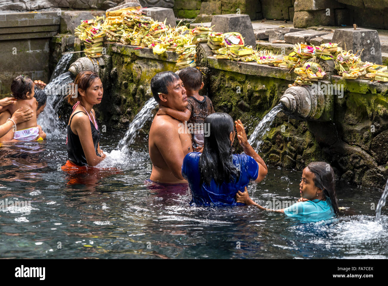 Structure de baignade avec de l'eau de source saint de l'Hindu Temple de  l'eau près de Tirta Empul Ubud, Bali, Indonésie Photo Stock - Alamy