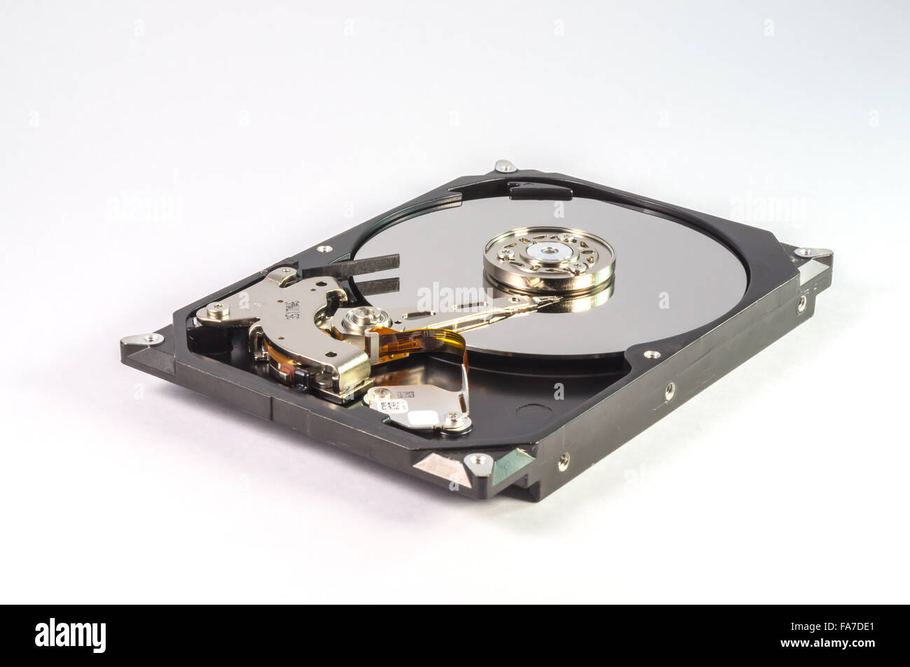 Close up à l'intérieur du disque dur sur fond blanc Banque D'Images