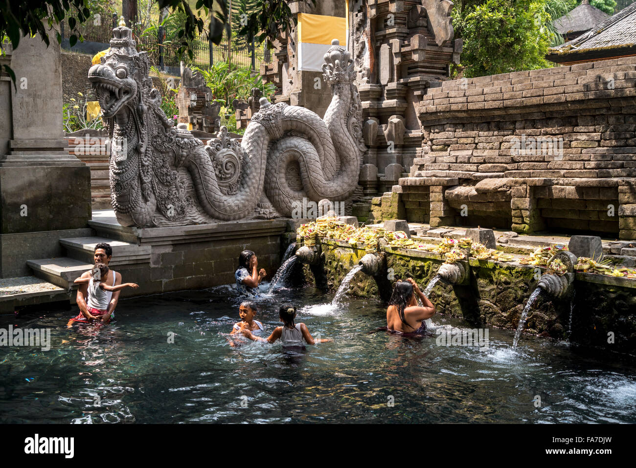 Structure de baignade avec de l'eau de source saint de l'Hindu Temple de l'eau près de Tirta Empul Ubud, Bali, Indonésie Banque D'Images