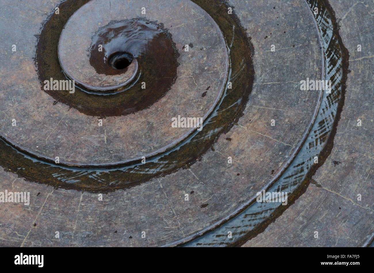 Fonctionnement de l'eau autour d'une spirale de Fibonacci ou Banque D'Images