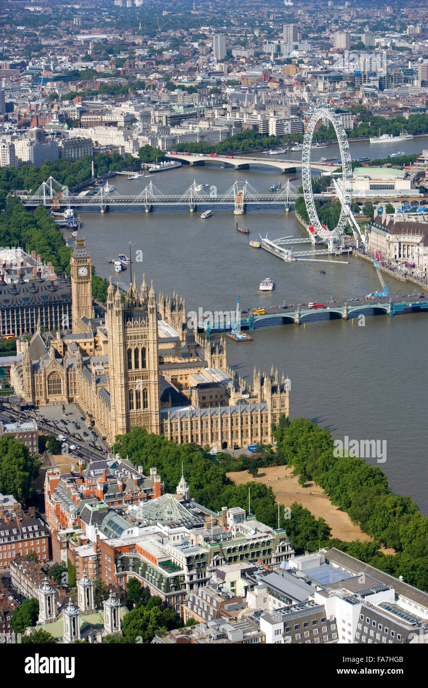Palais de Westminster, Londres. Vue aérienne des Chambres du Parlement, la Tamise et le London Eye roue. Banque D'Images