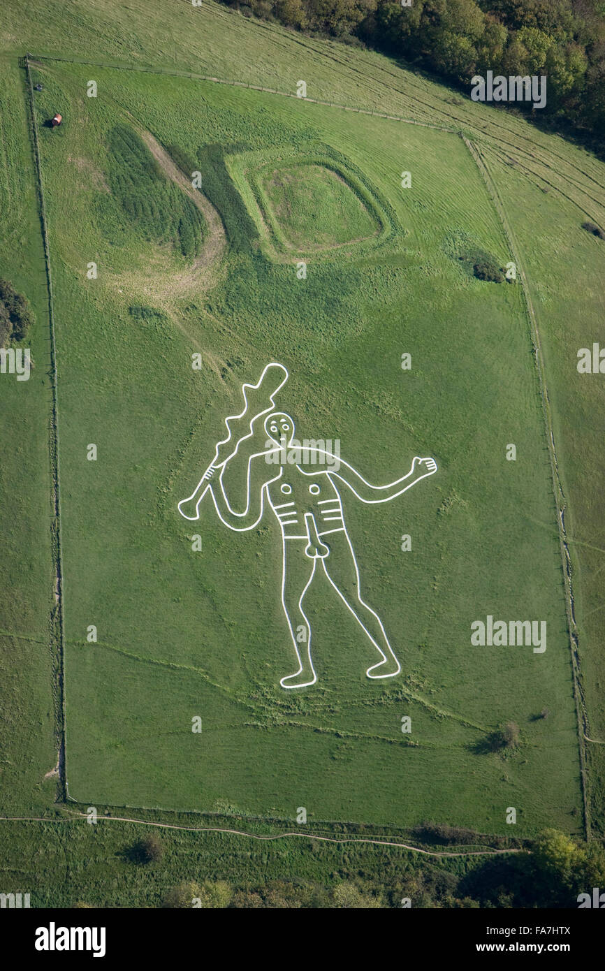Géant de Cerne Abbas, Dorset, dans le soin de la National Trust. Vue aérienne. L'origine du géant est incertain, même si une théorie est qu'il a été coupé pour représenter l'Angleterre, comme une parodie de Hercules d'Oliver Cromwell. Le terrassement rectangulaire au-dessus de la gigantesque je Banque D'Images