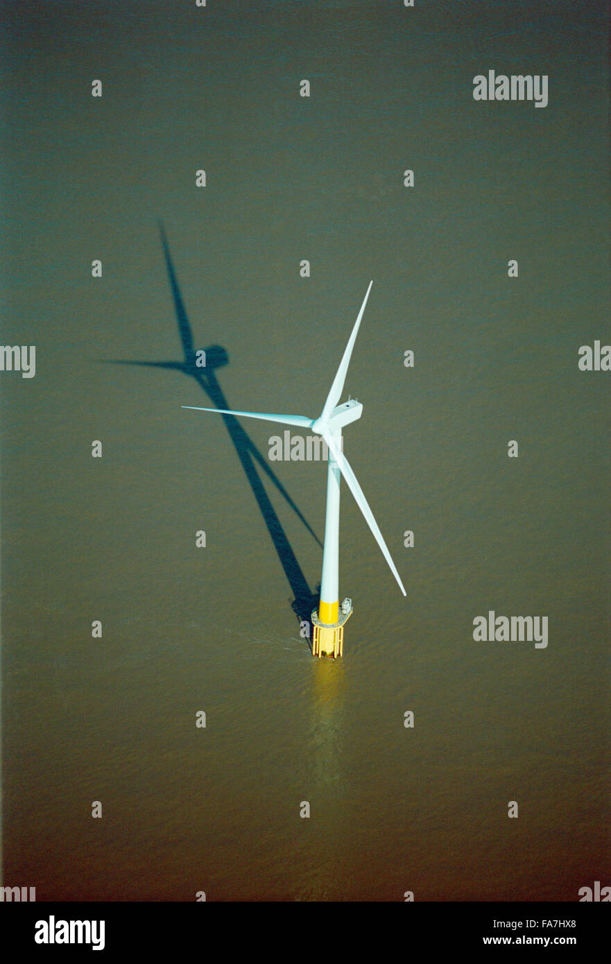SCROBY SANDS Wind Farm, près de Great Yarmouth, Norfolk. Vue aérienne de l'un de l'éolienne de la mer au large. Banque D'Images