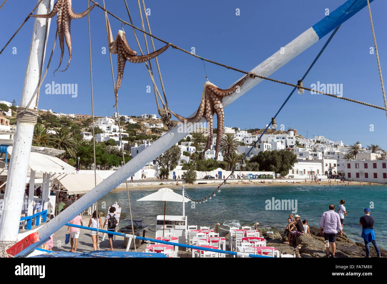 La Grèce, Îles Cyclades, Mykonos, le séchage au soleil sur le bateau de pêche du poulpe Banque D'Images