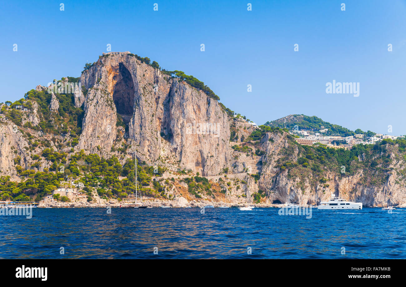 Paysage côtier, des rochers de l'île de Capri, près de plage de Marina Piccola. Mer Méditerranée, Italie Banque D'Images