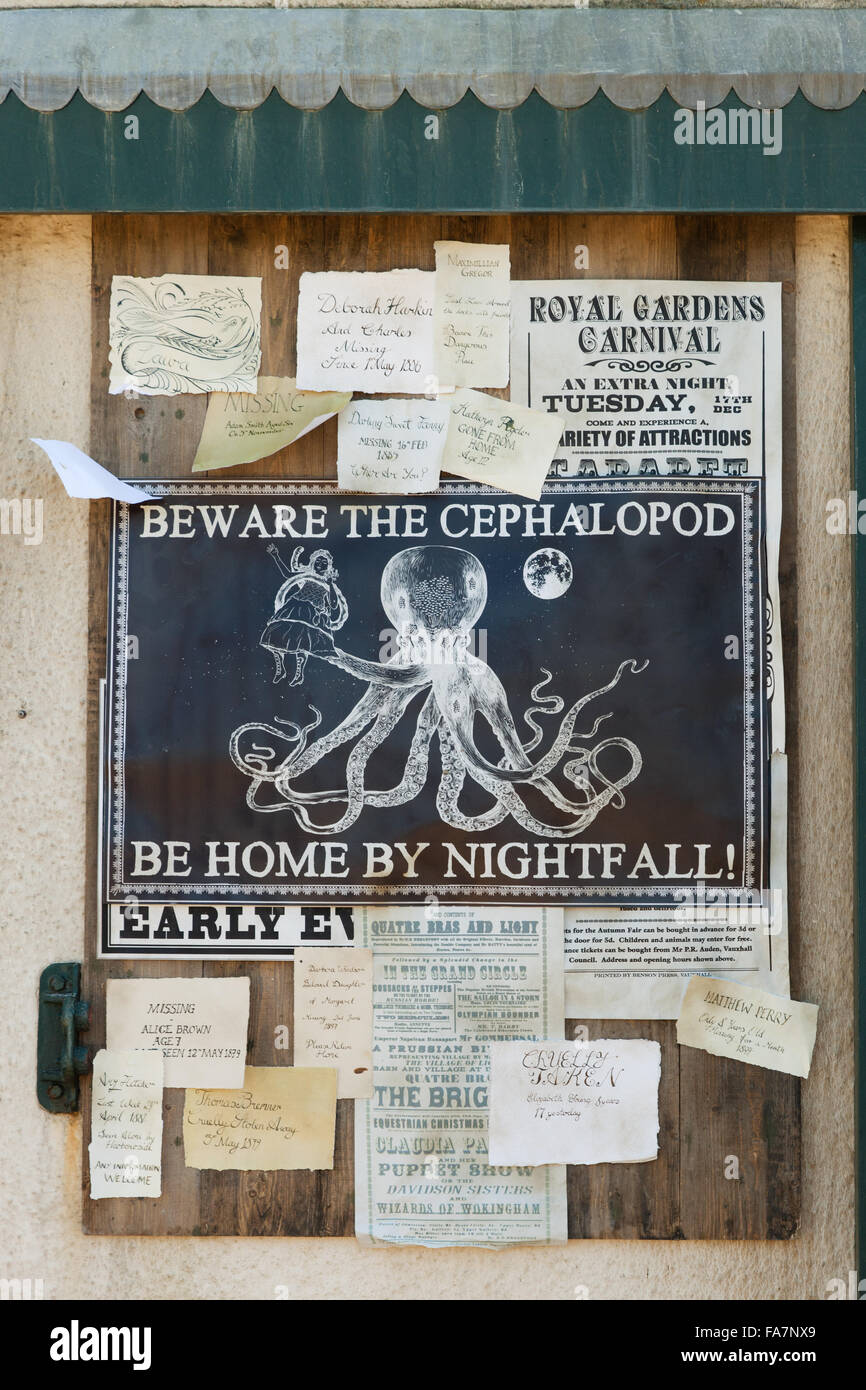 Affiches sur un affichage, une partie de l'ensemble pendant le tournage de 'Mariah Mundi et la boîte de Midas" au St Michael's Mount, Cornwall. Banque D'Images