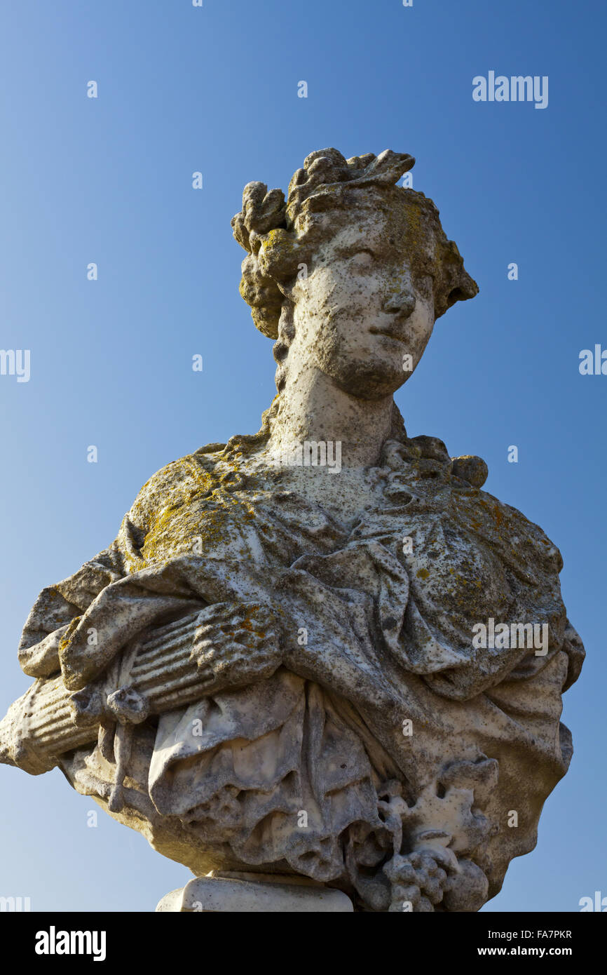 Buste de Pierre à la façade sud de Wimpole Hall, Cambridgeshire. Banque D'Images