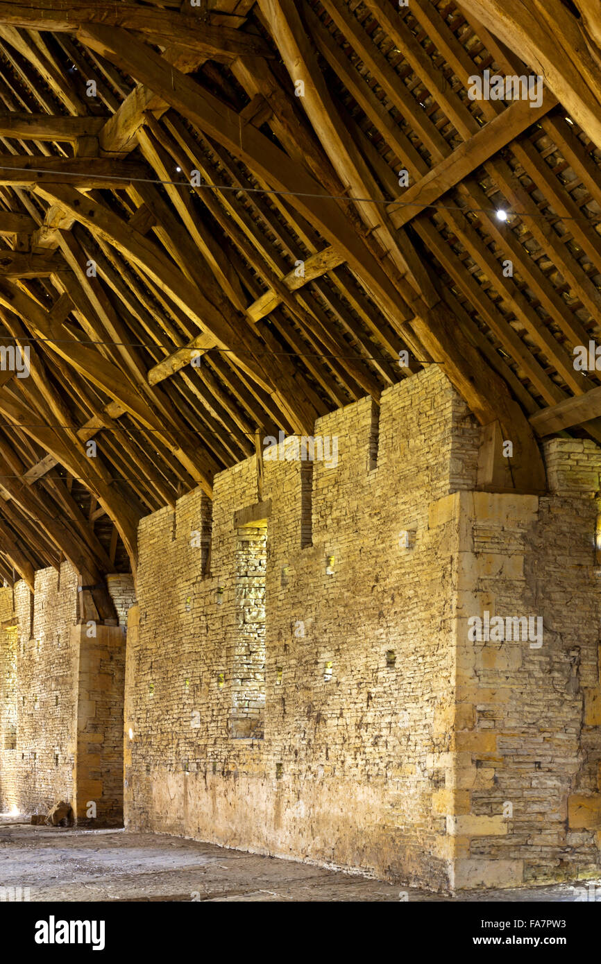 Intérieur du treizième siècle Middle Littleton grange à dîme, Evesham, Worcestershire. Banque D'Images