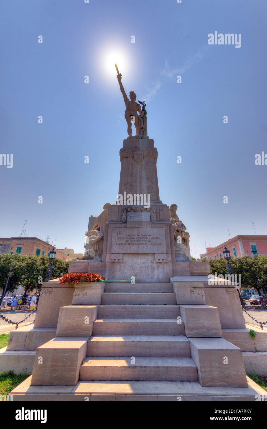 italie-pouilles-monopoli-monument-comm-moratif-sur-la-piazza