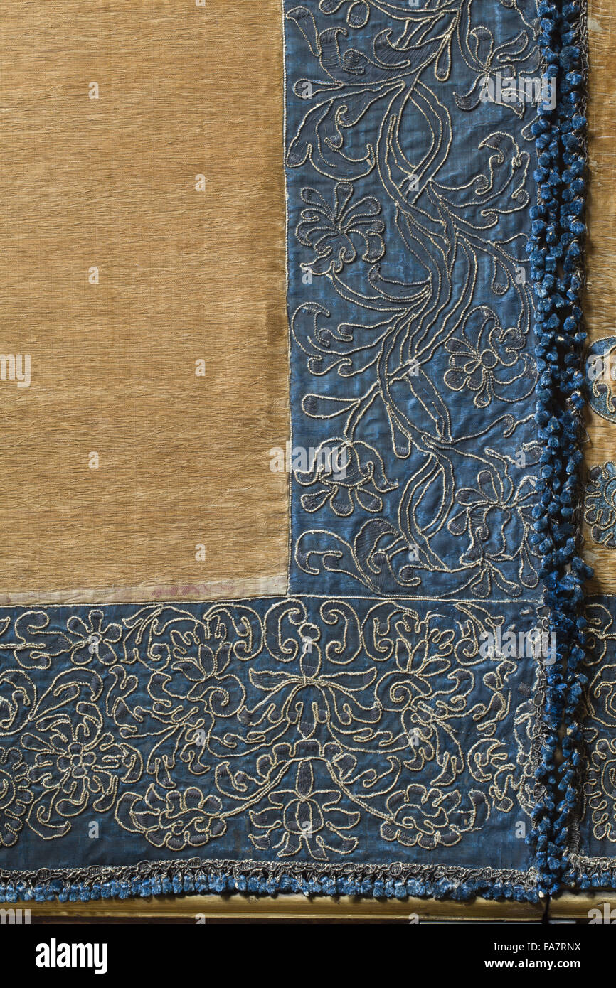 L'antichambre de la reine Des hangings de mur à Ham House, Surrey. Le velours de soie bleu a wallhanging frontières brodé avec des fils argent doré entourant le remplacement des panneaux avec damassé motifs originaux appliqués à la damask. Banque D'Images
