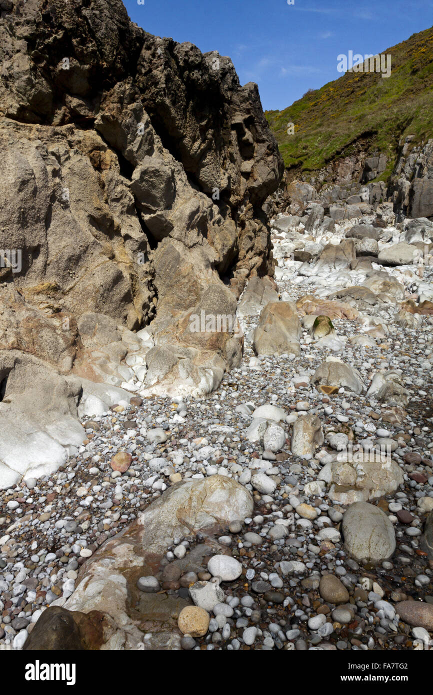Rochers sur la plage à Lydstep Pointe à Pembrokeshire, Pays de Galles. Banque D'Images