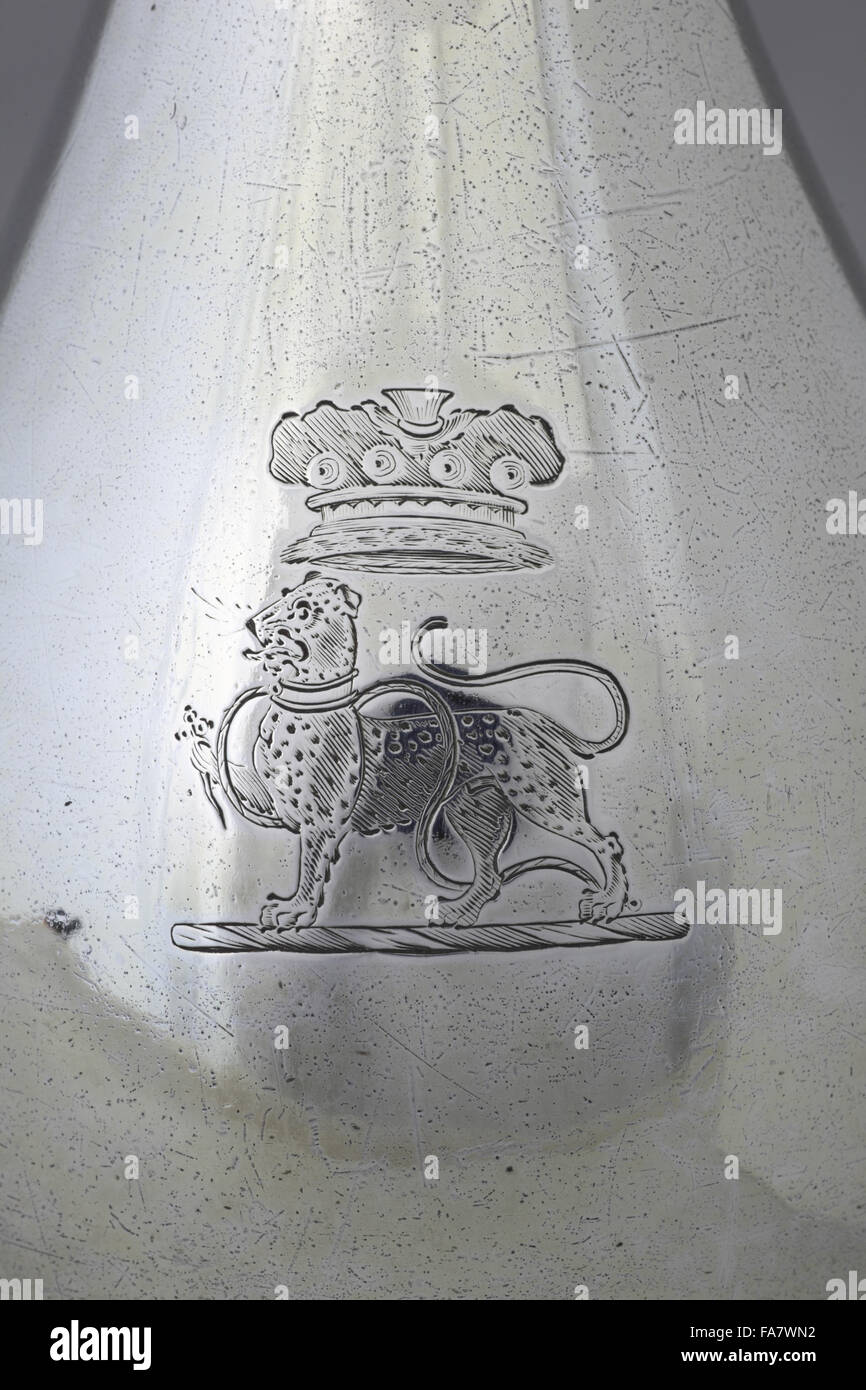 Crête sur un pot d'eau chaude par un Petersen et P Podio, 1788, partie de la collection d'orfèvrerie à Bürchen, dans le Suffolk. Numéro d'inventaire national Trust : 852111 Banque D'Images