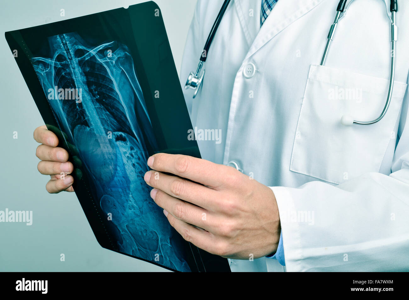Libre d'un jeune homme portrait l'observation d'une radiographie du squelette Banque D'Images
