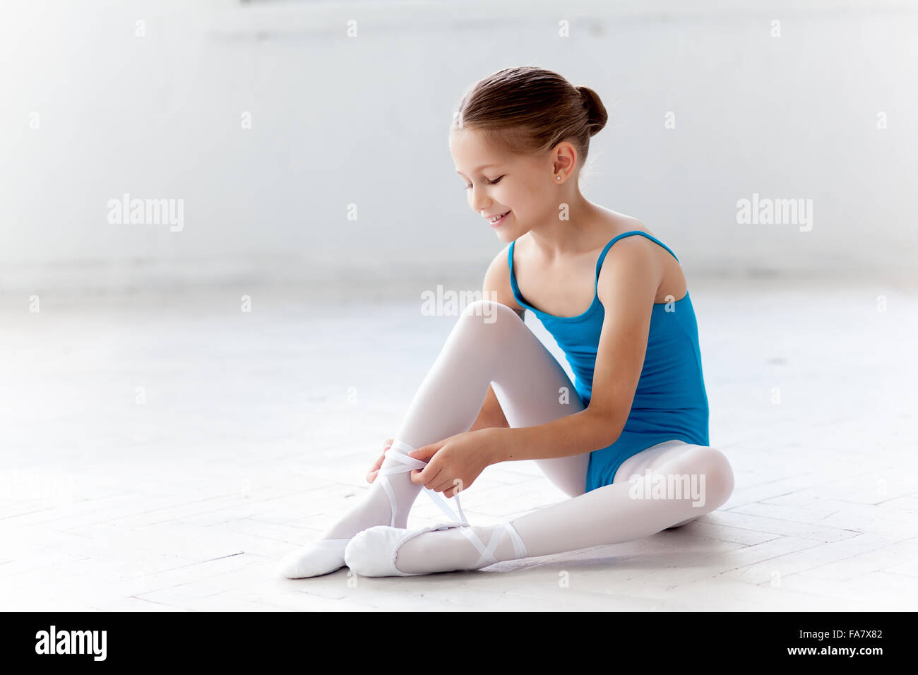 Belle petite ballerine en robe bleue pour la danse puting à pied pointes Banque D'Images