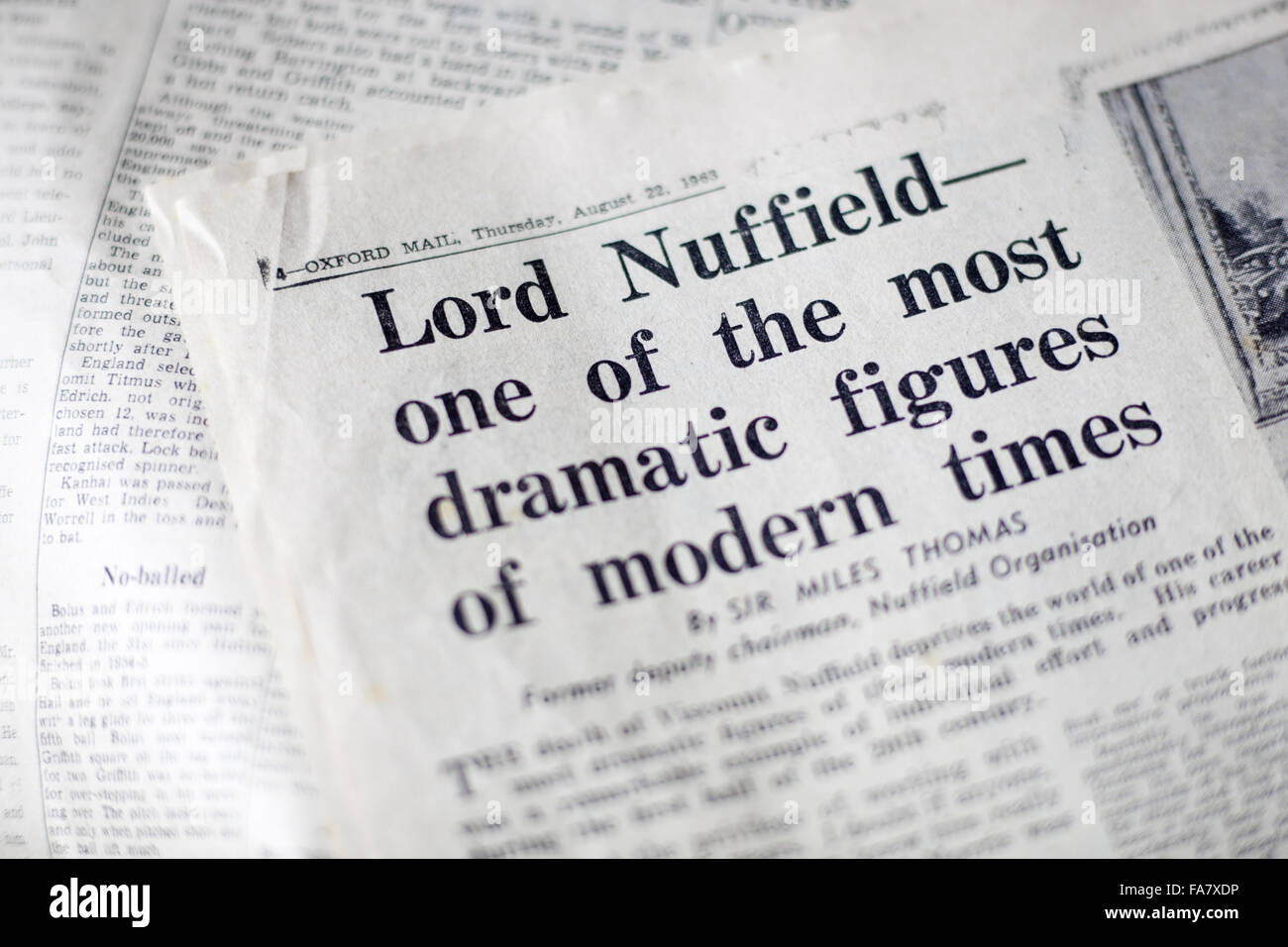 Avis de William Morris, Lord Nuffield, dans l'Oxford Mail, lieu Nuffield, Oxfordshire. La maison a été conçue et construite en 1914 et a été la maison de William Morris, Lord Nuffield (1877-1963), constructeur du moteur, à partir de 1933 jusqu'à sa mort. Banque D'Images