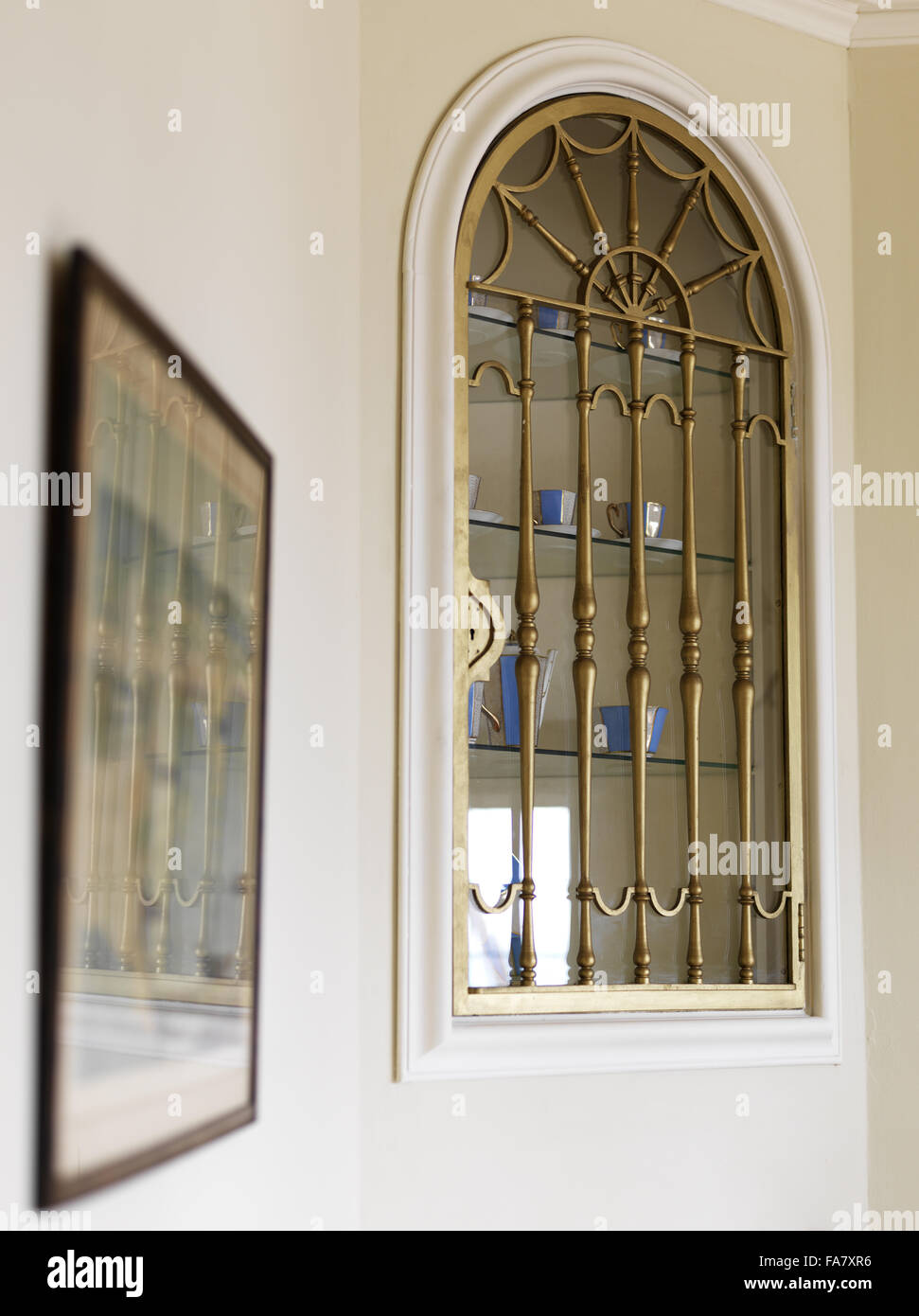 Détail d'un galbé, vitrage affiche coffret encastré dans un mur, Portland House, Dorset. La maison a été construite en 1935 pour Geoffrey Bushby et est maintenant disponible pour la location comme hébergement de vacances National Trust. Banque D'Images