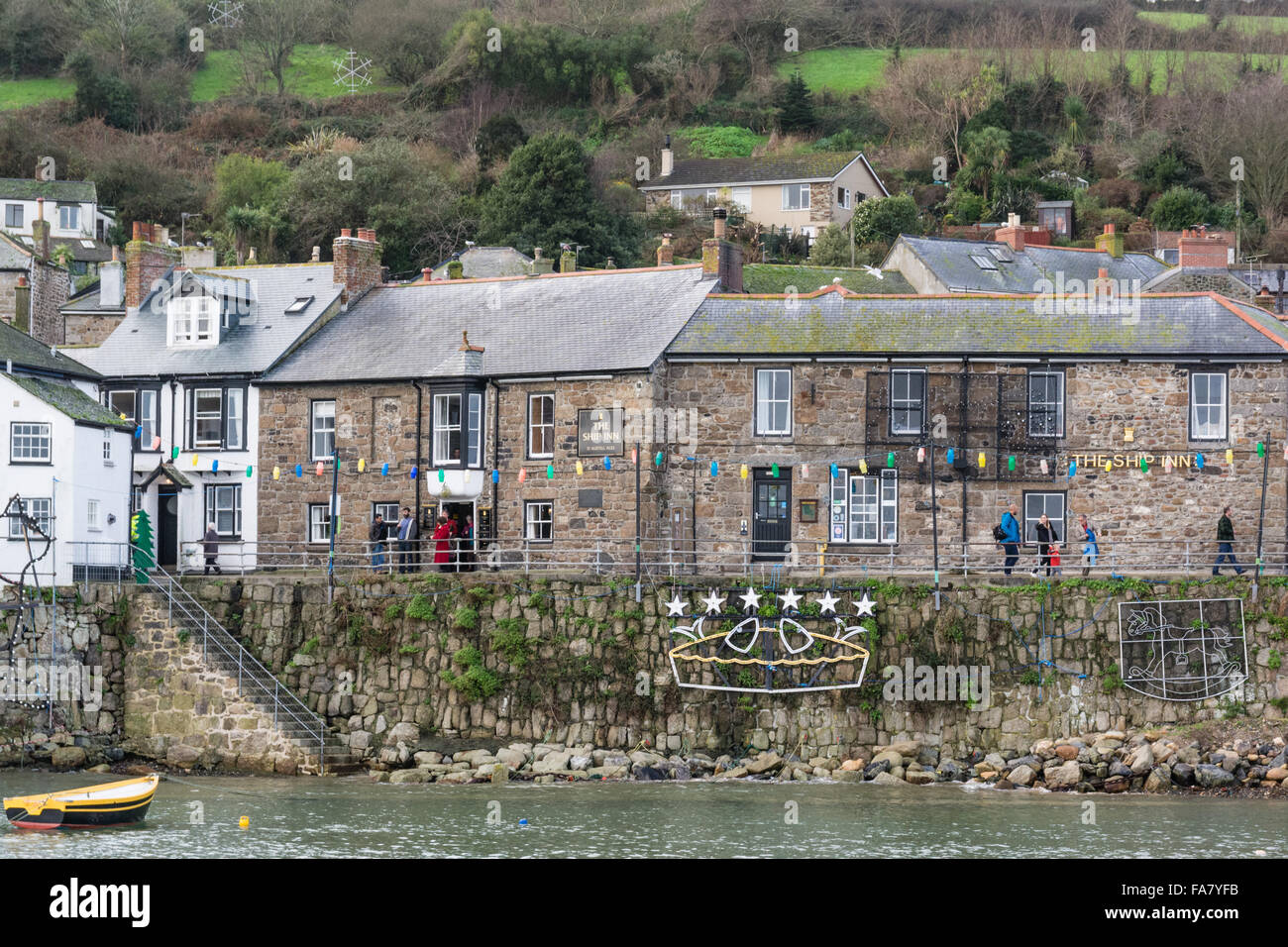 Mousehole, Cornwall, UK. 23 décembre 2015. De nombreux visiteurs sont attendus pour le petit village de Mousehole à Cornwall ce soir pour Tom Bawcock celebate de l'an. Le légendaire Tom Bawcock sauvé le village de la famine en allant à la pêche dans une tempête. Le célèbre poisson Stargazy pie, avec les têtes de poissons, est servi dans l'auberge de bateau. Banque D'Images
