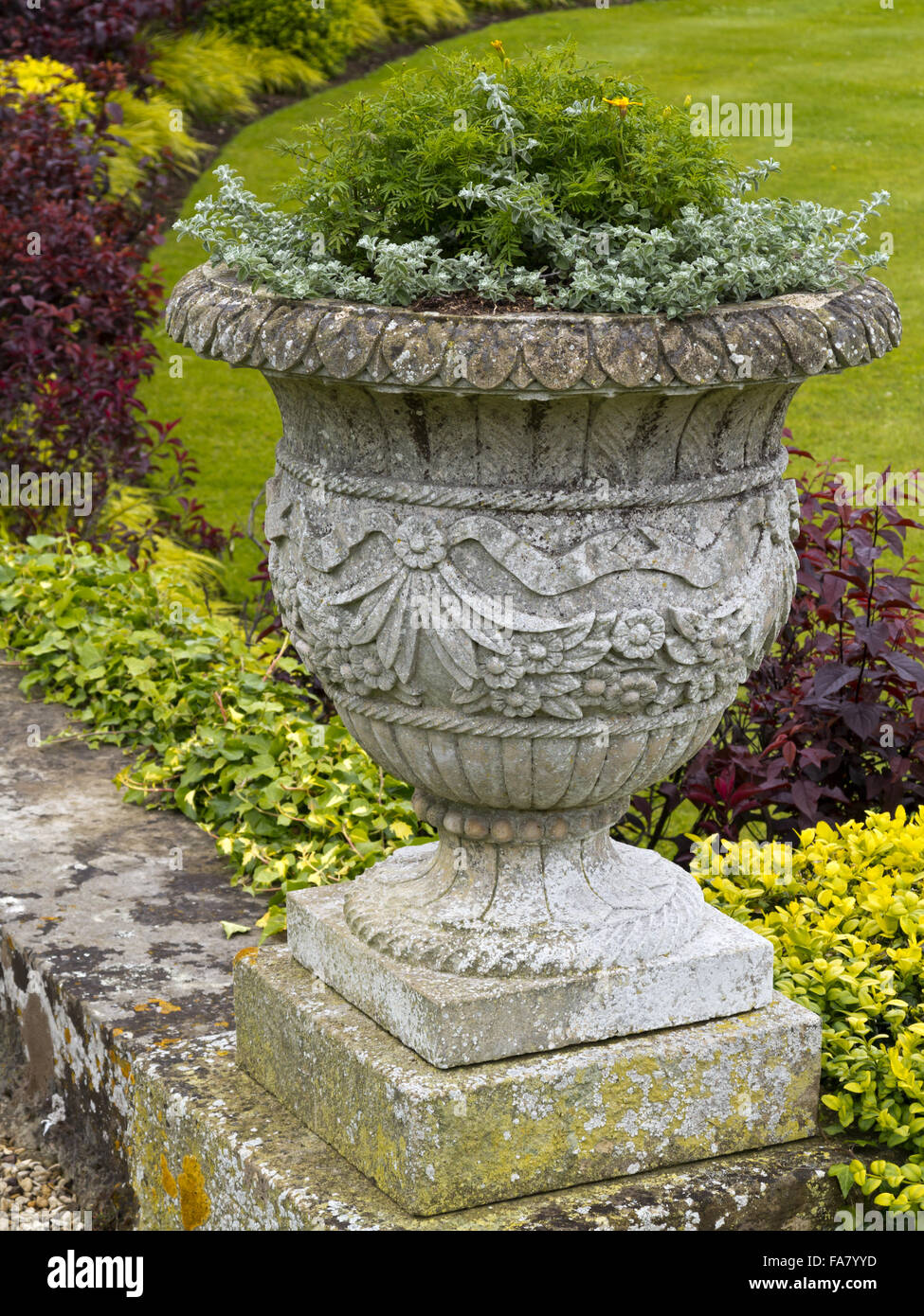 Un close up detail d'une urne de pierre plantés dans les jardins à Belton House, Lincolnshire Banque D'Images