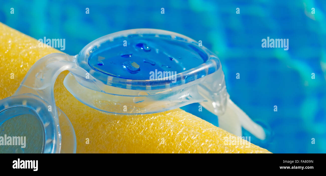 Close up de lunettes de piscine et de nouilles jaunes Banque D'Images