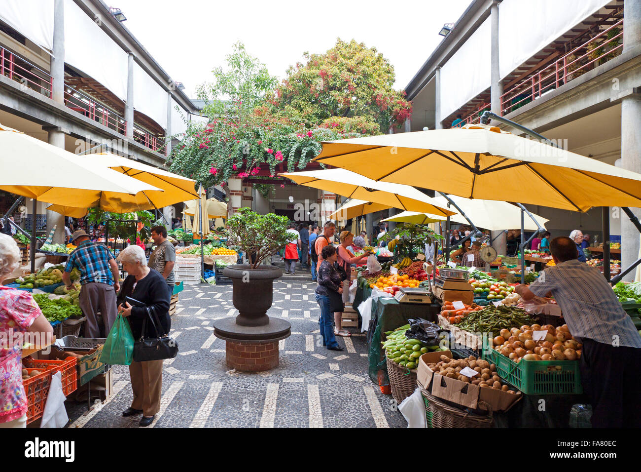 Paris, France - 14 juin 2013 : Les gens visiter le célèbre marché Mercado DOS Lavradores à Funchal, capitale de Madère isl Banque D'Images