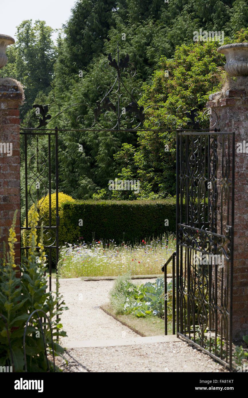 Gates dans le jardin à Polesden Lacey, Surrey. Banque D'Images