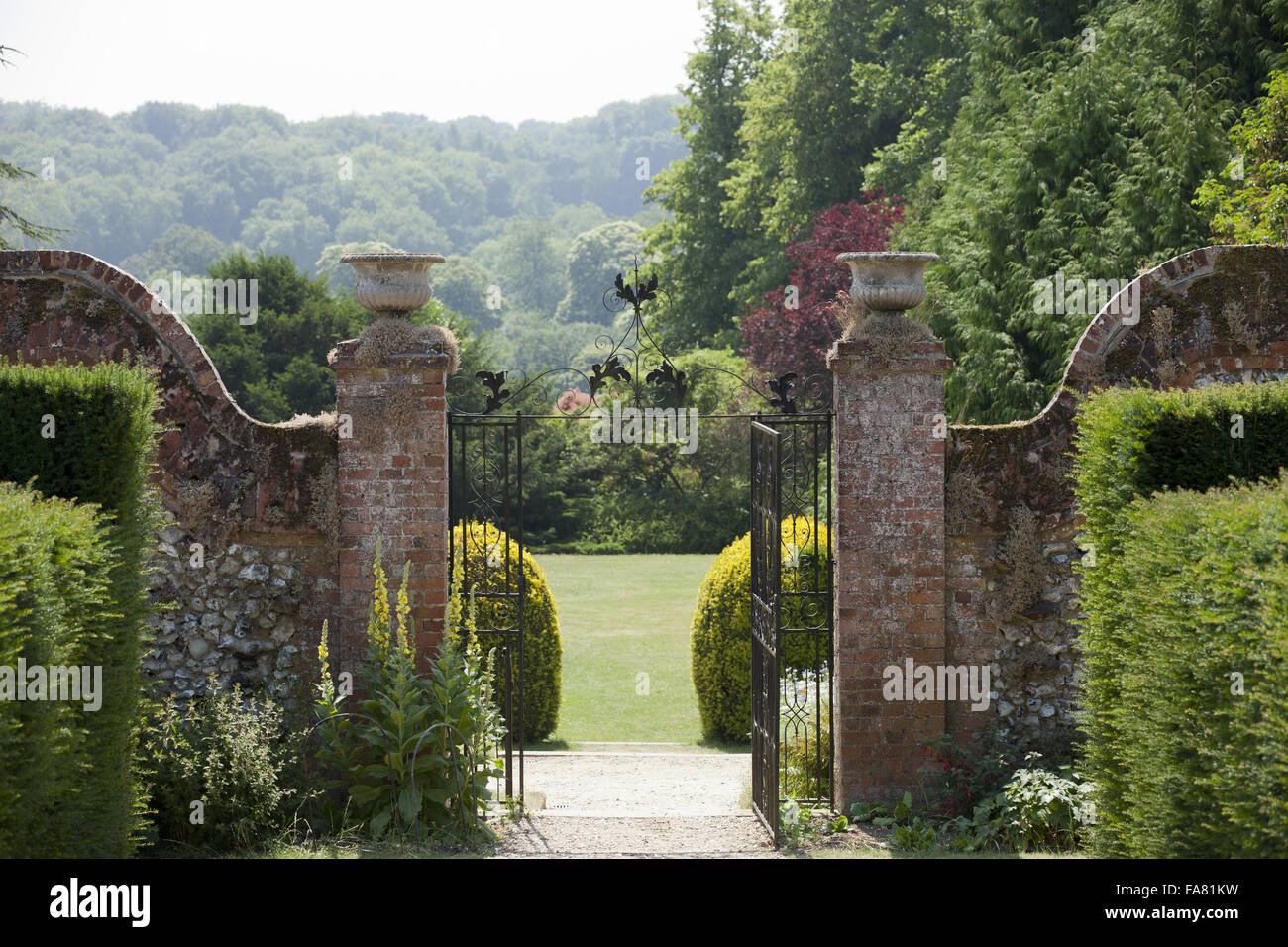 Gates dans le jardin à Polesden Lacey, Surrey. Banque D'Images