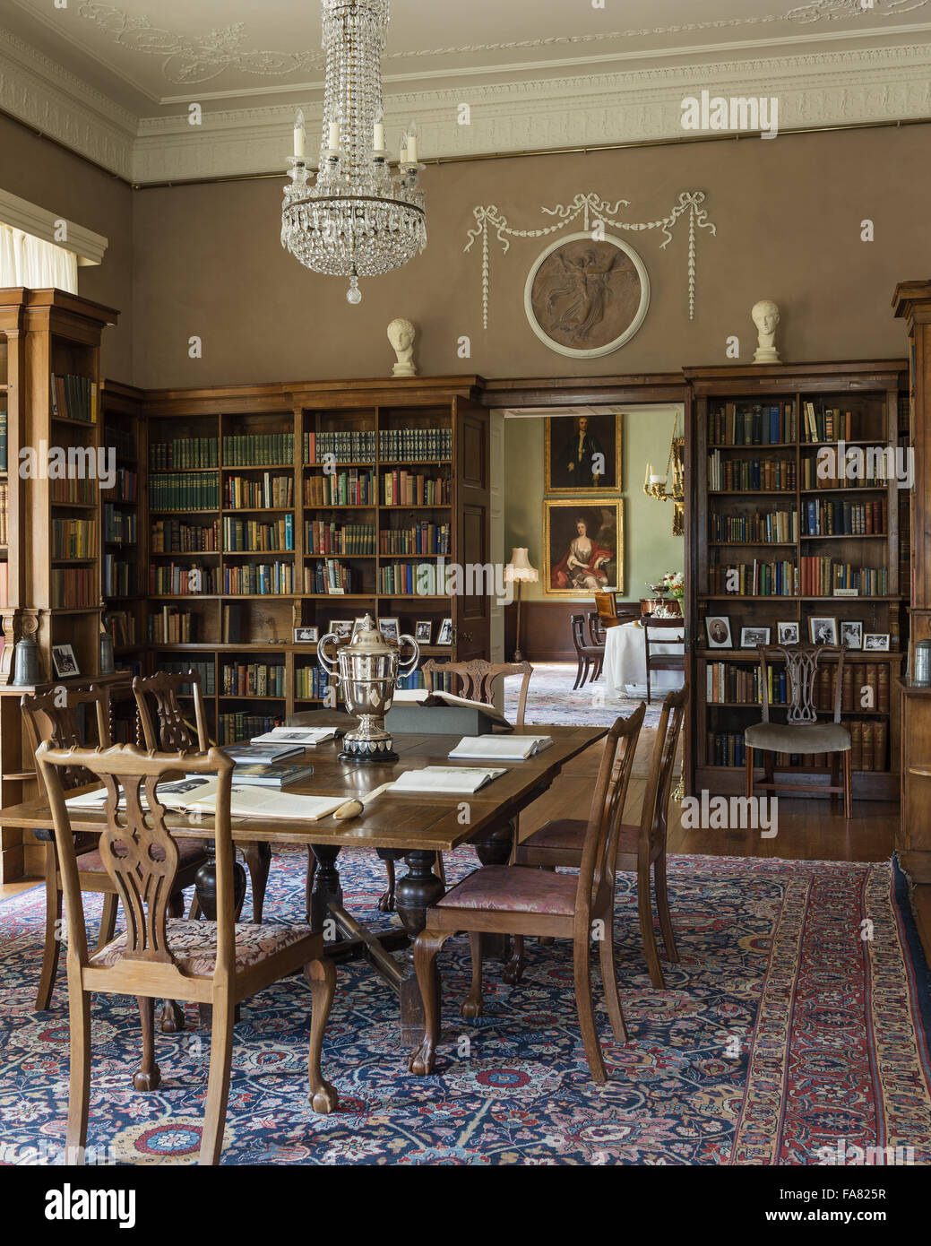 La bibliothèque de Killerton, Devon. Cette chambre a été transformée en bibliothèque au cours de l'époque édouardienne. Banque D'Images