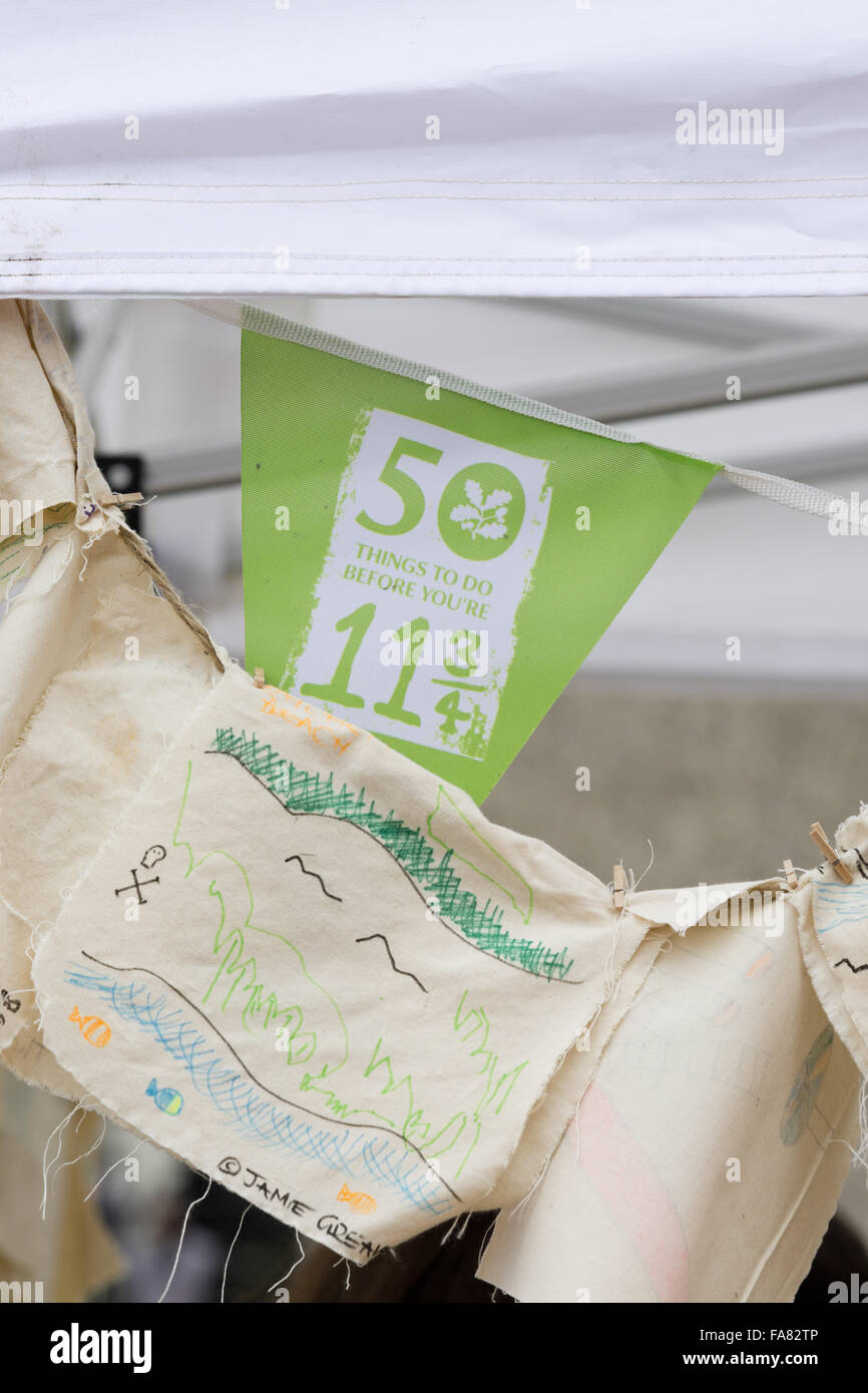 D'art des enfants de raccrocher lors du lancement de l'OakMobile dans le centre-ville de Birmingham, Juin 2013. Le OakMobile voyages voyage Birmingham rencontre avec différentes communautés en leur demandant de partager leurs histoires à propos des lieux qui sont spéciales pour eux. Banque D'Images