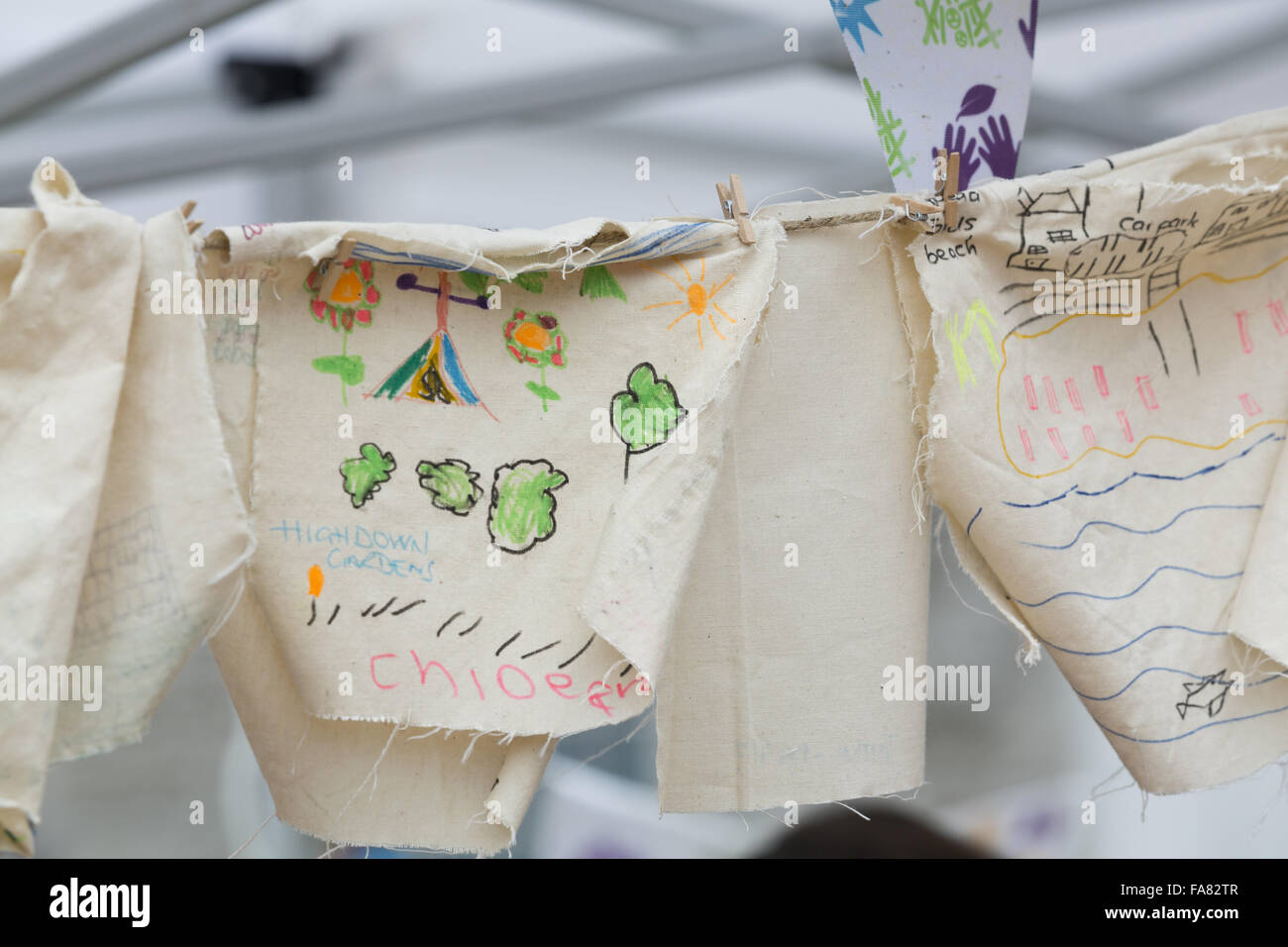 D'art des enfants de raccrocher lors du lancement de l'OakMobile dans le centre-ville de Birmingham, Juin 2013. Le OakMobile voyages voyage Birmingham rencontre avec différentes communautés en leur demandant de partager leurs histoires à propos des lieux qui sont spéciales pour eux. Banque D'Images