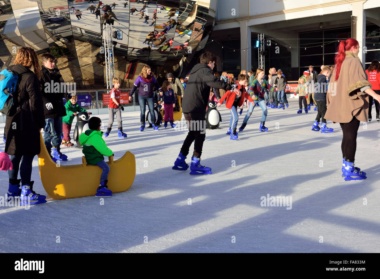 Bristol, Royaume-Uni. 23 Décembre, 2015. At-Bristol patinoire skaters profiter du plein air fun pause de fonctions de Noël juste avant le jour de fête. Organisé par l'At-Bristol Science Centre de bristols millénaire Square, England, UK, jusqu'au 5 janvier 2016 avec quelques informations au sujet de la science du frottement, patinage sur glace et d'être présenté en toute discrétion au cours de l'heure des séances de patinage. s. Crédit : Charles Stirling/Alamy Live News Banque D'Images