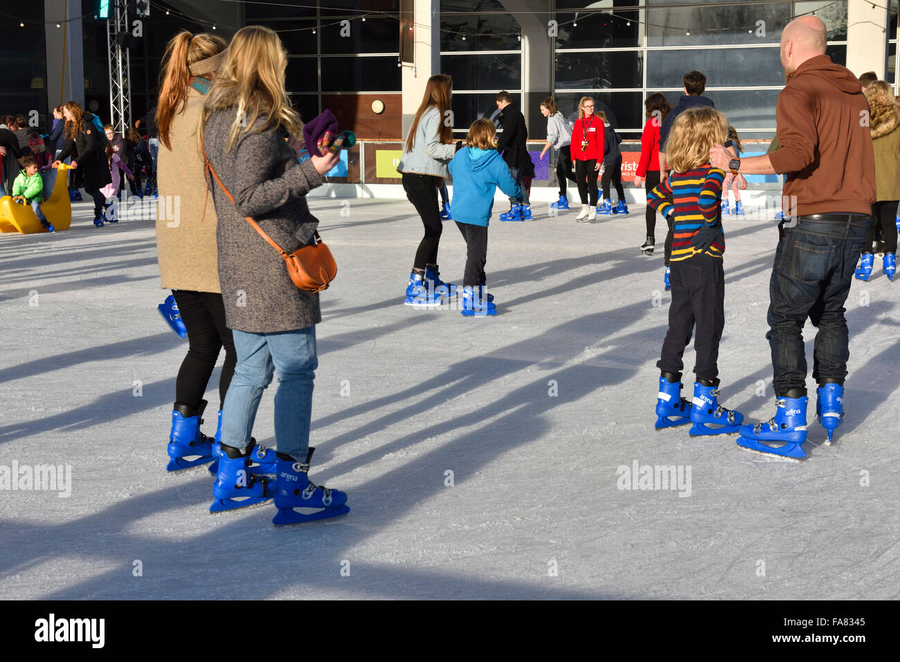 Bristol, Royaume-Uni. 23 Décembre, 2015. At-Bristol patinoire skaters profiter du plein air fun pause de fonctions de Noël juste avant le jour de fête. Organisé par l'At-Bristol Science Centre de bristols millénaire Square, England, UK, jusqu'au 5 janvier 2016 avec quelques informations au sujet de la science du frottement, patinage sur glace et d'être présenté en toute discrétion au cours de l'heure des séances de patinage. s. Crédit : Charles Stirling/Alamy Live News Banque D'Images