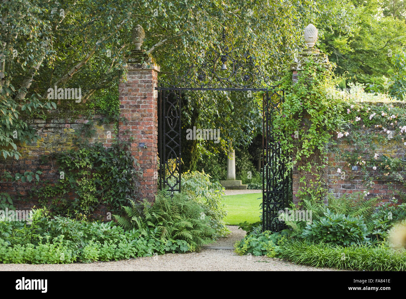 Vue depuis le jardin de la piscine à croix blanche à Peckover House and Garden, Wisbech, Cambridgeshire, en juillet. Banque D'Images