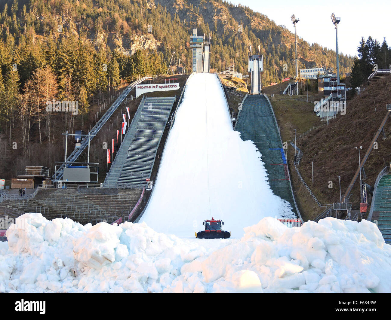 Oberstdorf, Allemagne. Dec 22, 2015. Document - un document indique les saut à ski Hill dans le Erdinger-Arena, entouré par le paysage snowless à Oberstdorf, Allemagne, le 22 décembre 2015. Le 64e tournoi de quatre collines est due à commencer à Oberstdorf en quelques jours. PHOTO : AFP/VIERSCHANZENTOURNEE OK (à l'ATTENTION DES RÉDACTEURS : POUR UN USAGE ÉDITORIAL UNIQUEMENT DANS LE CADRE DES RAPPORTS DE CRÉDIT obligatoire : "PHOTO : OK/Vierschanzentournee dpa') © dpa/Alamy Live News Banque D'Images