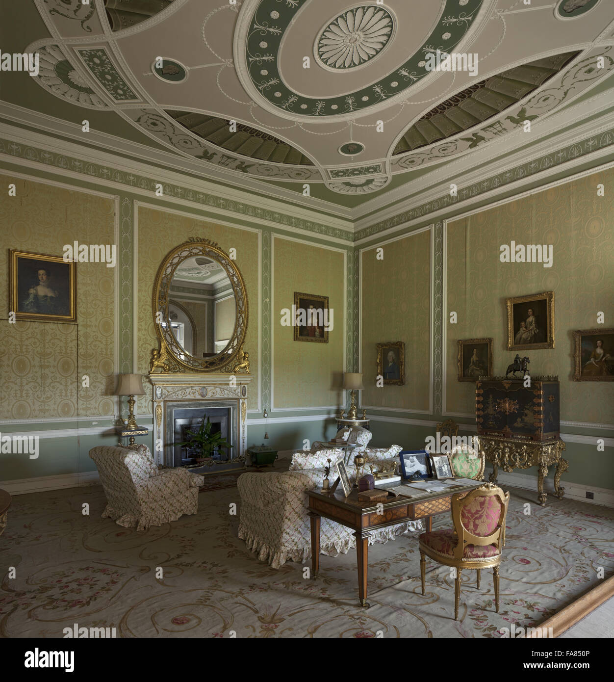 Le Boudoir à Belton House, Lincolnshire. Cette chambre a été aménagée en chambre à coucher, mais a été rénové en 1776-7 par Jeffry Wyatville comme d'un dressing-room, et redécoré en 1963 comme un boudoir. La frise et corniche de plafond sont les autres pièces de th Banque D'Images