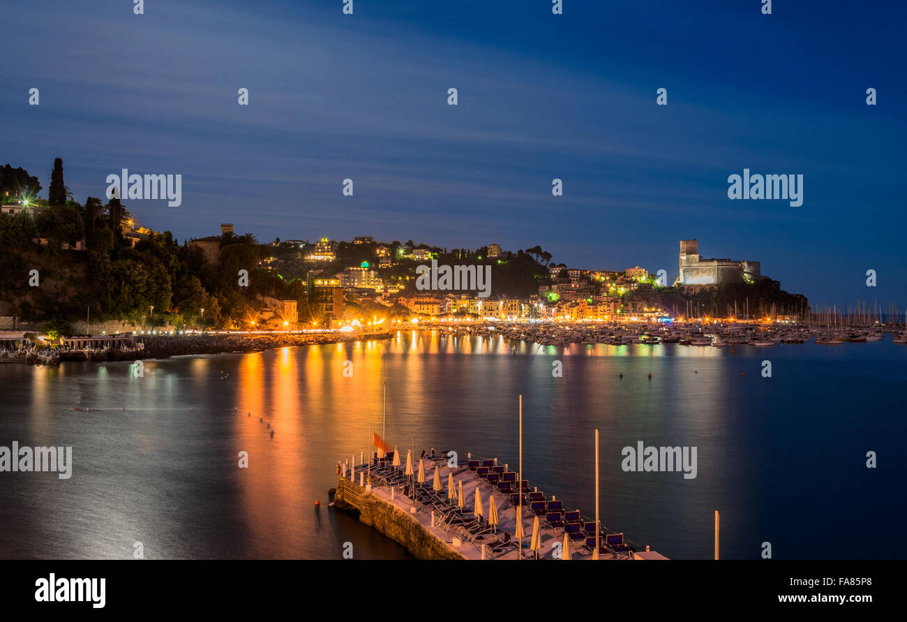 La nuit vue d'exposition, de port et de la vieille ville de Lerici, Italie. Banque D'Images