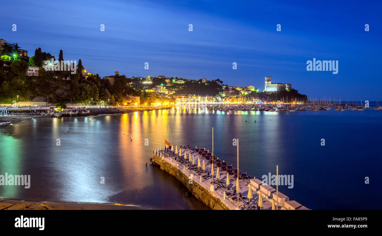 La nuit vue d'exposition, de port et de la vieille ville de Lerici, Italie. Banque D'Images